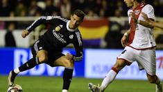 Ronaldo berhadapan dengan bek Rayo Vallecano, Ze Castro (AFP)