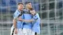 Pemain Lazio merayakan gol yang dicetak Joaquin Correa ke gawang Club Brugge pada laga Grup F Liga Champions di Olympic Stadium, Rabu (9/12/2020) dini hari WIB. Lazio bermain imbang 2-2 melawan Club Brugge. (AFP/Tiziana Fabi)