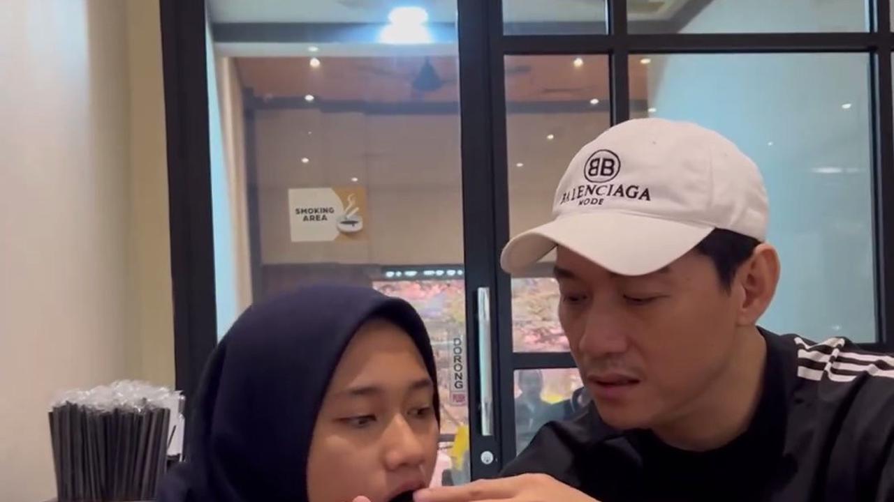 7 Potret Ifan Seventeen Bersama Anak Perempuannya, Suapi Sang Putri - Antar ke Bandara Mau Balik Pesantren