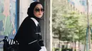 Wanita 21 tahun ini tampil menawan dengan gaya monokrom. Penampilan pelantun lagu-lagu bernuansa islami ini semakin lengkap dengan kacamata yang senada berwarna gelap. (Liputan6.com/IG/@nissa_sabyan)