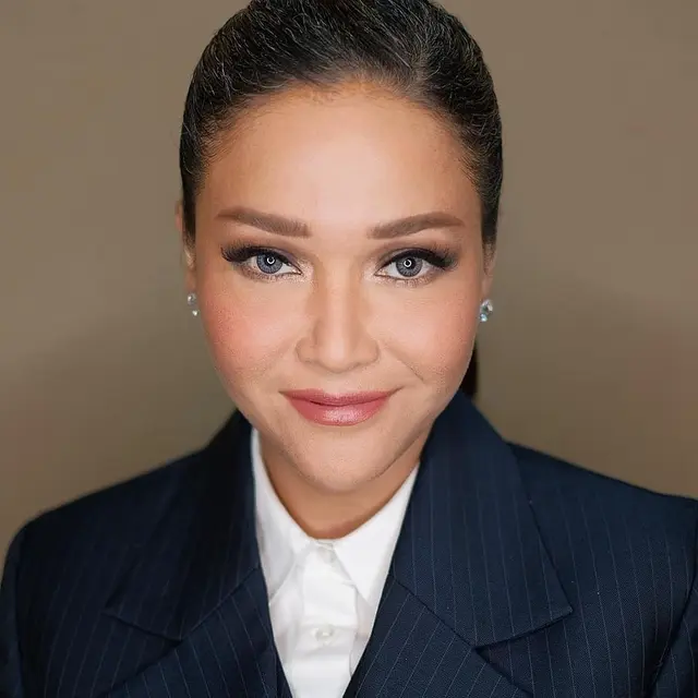 Potret Maia Estianty Pamer Rambut Penuh Uban