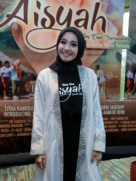 Pada acara gala premiere 'Aisyah Biarkan Kami Bersaudara' yang dibintangi Bella. Ia kembali hadir dengan lelaki yang kini tengah dekat. (Adrian Putra/Bintang.com)