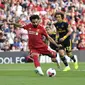 Penyerang Liverpool Mohammed Salah saat mengeksekusi penalti ke gawang Arsenal pada pekan ketiga Liga Inggris 2019-2020 di Anfield, Sabtu (24/8/2019). Salah mencetak 2 gol untuk membawa Liverpool menang 3-1. (Anthony Devlin/PA via AP)