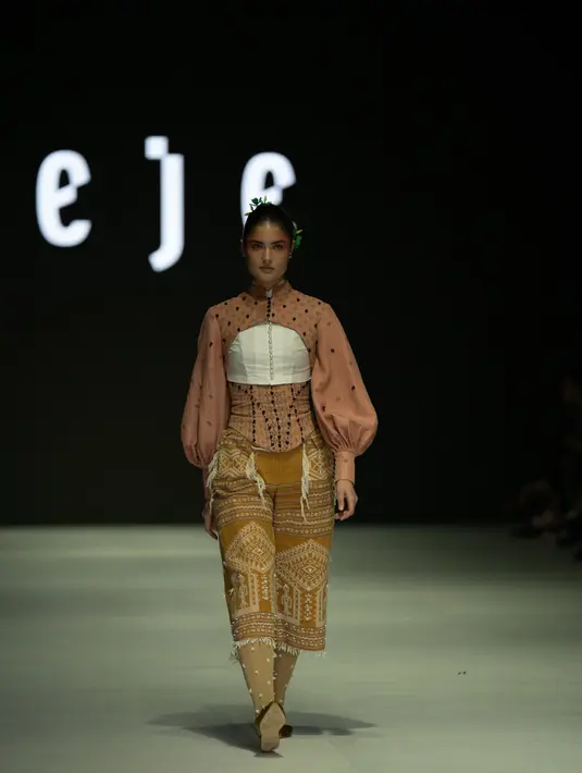 Koleksinya mengambil inspirasi dari kehidupan keseharian suku adat NTT yang sangat erat akan nilai-nilai persaudaraan. [Dok/Studio Jeje]