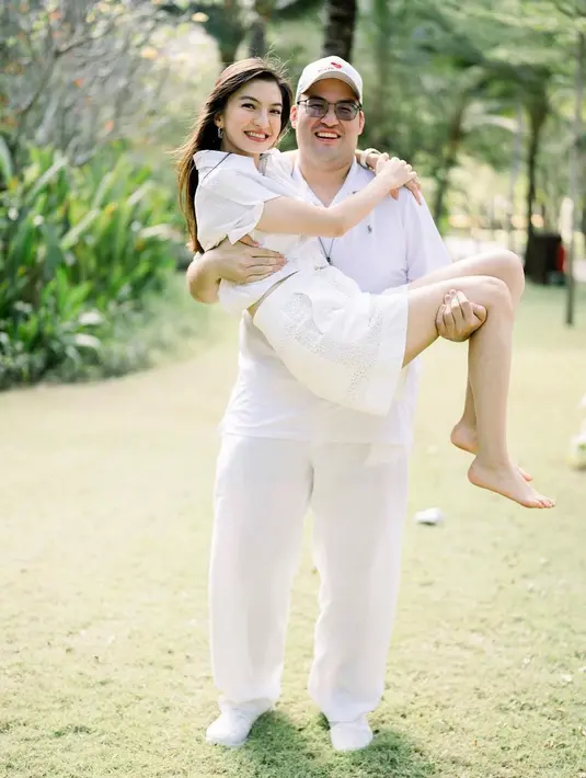 Berbeda dari lainnya, Raline tampil dengan kemeja lengan pendek dan celana pendek warna senada. [@ralineshah]