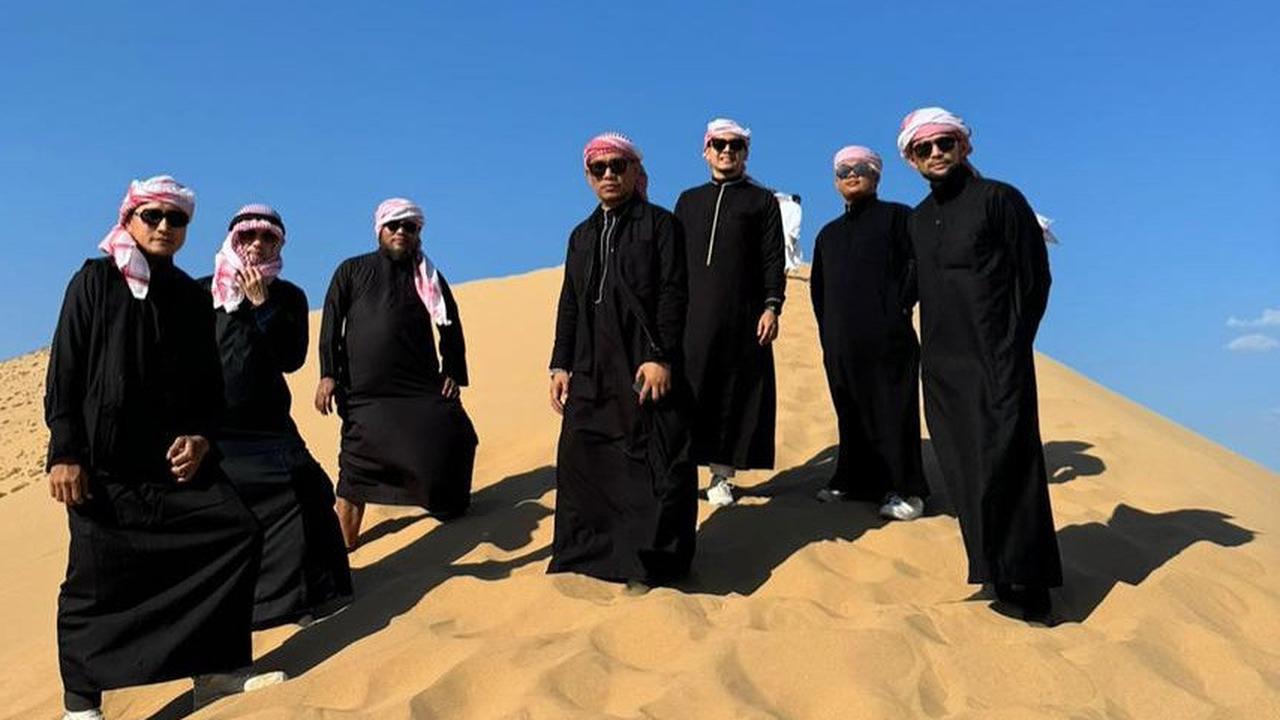Intip Kekompakan Teuku Wisnu, Rizal Armada, Dude Harlino & Arie Untung Foto Bareng di Gurun Ala Boyband Bikin Cover Album