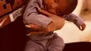 "Kamu harus belajar cara menggendong bayi!" tulis fan lain.(instagram/khloekardashian)