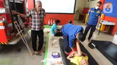 Petugas Damkar mengobati seorang anak yang mengalami patah tulang di Pos Damkar Ciganjur, Jagakarsa, Jakarta Selatan, Rabu (2/12/2020). Setiap Minggunya beragam pasien yang rata-rata mengalami patah tulang dari kawasan Jakarta, Tangerang, dan Depok datang berobat. (merdeka.com/Arie Basuki)