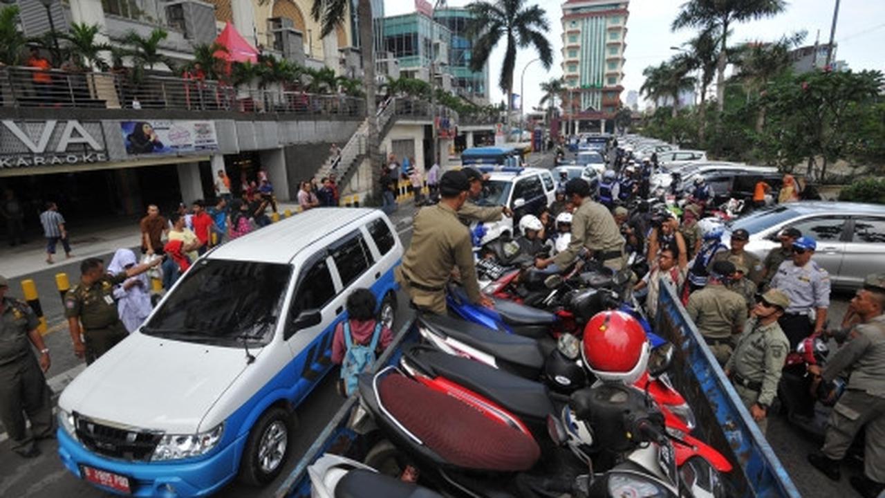 Tertibkan parkir liar di Thamrin City, petugas angkut ratusan motor