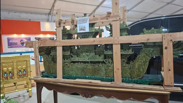 Lelang minimatur kapal batu giok