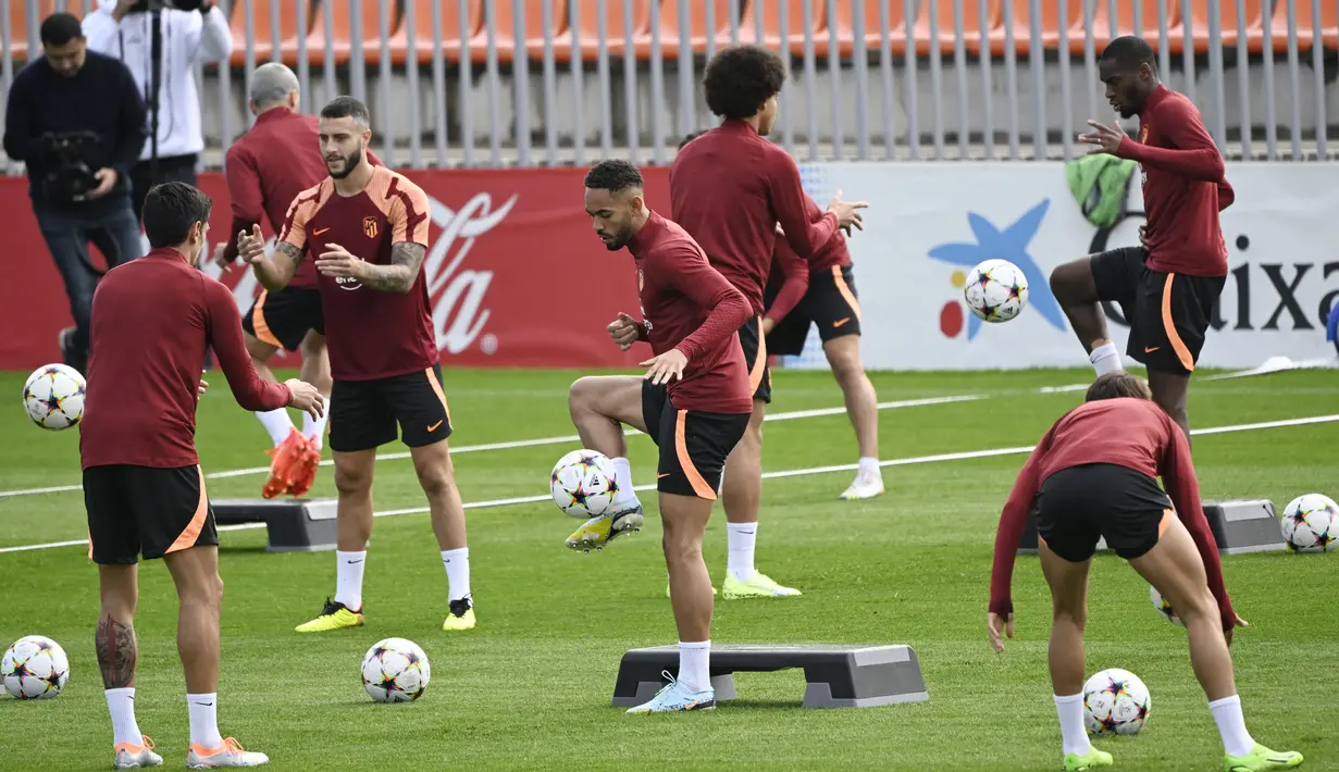 Pemain depan Atletico Madrid Matheus Cunha (tengah) menghadiri sesi latihan dengan rekan satu tim di tempat latihan klub di Majadahonda, Selasa (11/10/2022). Atletico Madrid akan menjamu Club Brugge di Estadio Metropolitano pada matchday 4 Grup B Liga Champions 2022/2023, Rabu 12 Oktober 2022 dinihari WIB. (Pierre-Philippe MARCOU / AFP)
