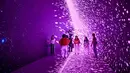 Pengunjung mendatangi ruang seni digital imersif Space and Time Cube Surabaya yang baru dibuka, di Surabaya, 23 Agustus 2026. (AFP/ Juni Kriswanto)