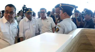 Menteri Hukum dan HAM, Yasonna H Laoly (ketiga kiri) saat meninjau kesiapan petugas imigrasi Bandara Internasional Yogyakarta, Kulon Progo, DI Yogyakarta, Rabu (24/4). Rencananya khusus penerbangan internasional, bandara ini mulai beroperasi, 29 April mendatang. (Liputan6.com/Helmi Fithriansyah)