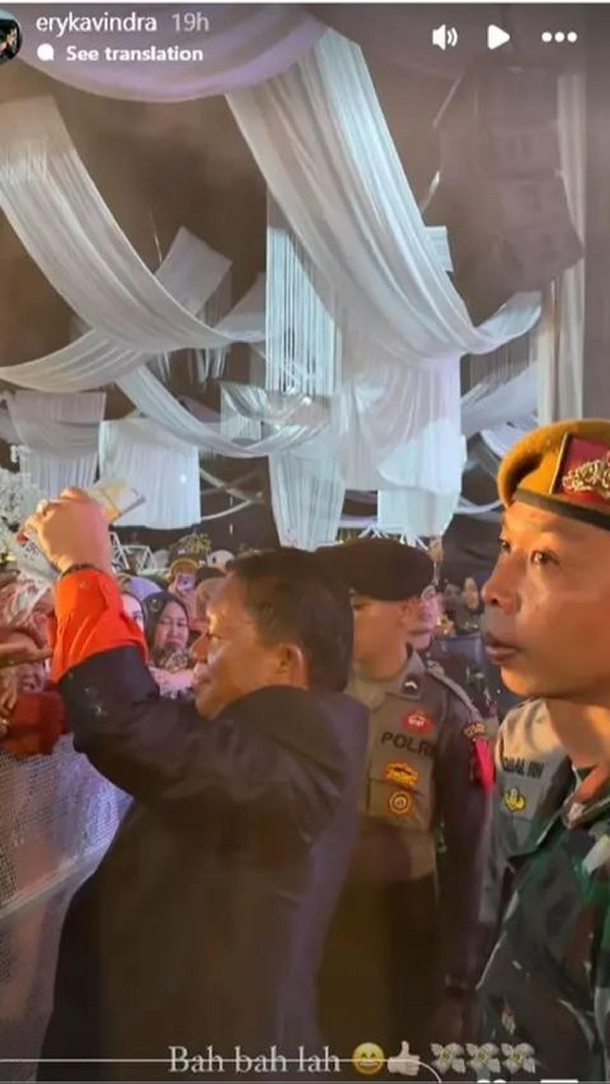 Meskipun para tamu terlihat berdesak-desakan untuk mendapatkan uang, suasana tetap berjalan aman karena ada pagar barricade yang membatasi mereka