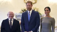 (kiri ke kanan) Presiden Irlandia Michael Higgins, Pangeran Harry, dan Meghan Markle di Aras an Uastharain (Clodagh Kilcoyne / AP Photo)