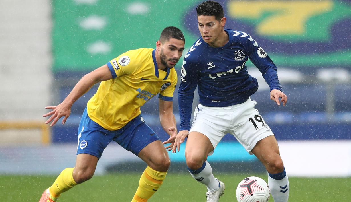 Gelandang Everton, James Rodriguez, berebut bola dengan penyerang Brighton, Neal Maupay, pada laga lanjutan Liga Inggris di Stadion Goodison Park, Sabtu (3/10/2020) malam WIB. Everton menang 4-2 atas Brighton. (AFP/Jan Kruger/pool)
