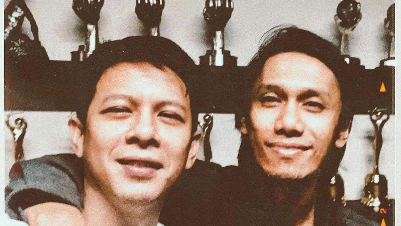 Eross Candra Ungkap Alasan Mengapa Namanya Tak Ditulis di Lagu Menghapus Jejakmu bersama Ariel NOAH
