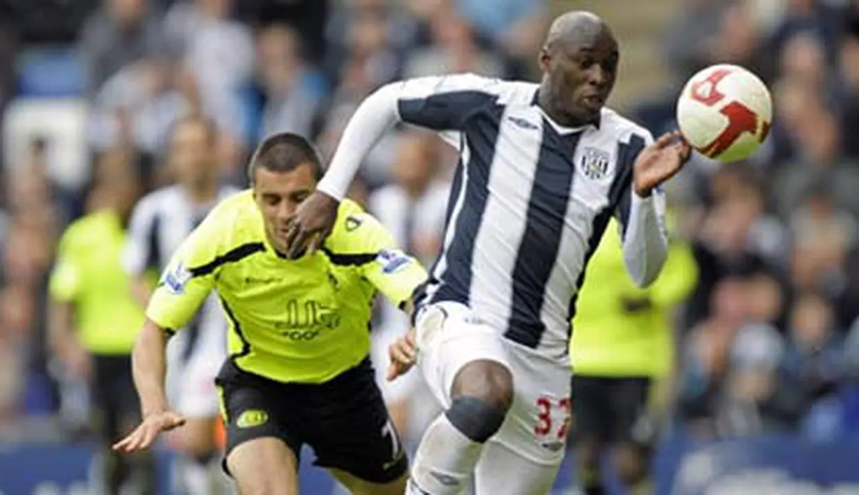 West Bromwich Albion&#039;s striker Marc-Antoine Fortune runs away from Wigan&#039;s Paul Sharner during English Premier League match between WBA and Wigan at The Hawthorns, on May 9th, 2009. AFP PHOTO/Olly Greenwood