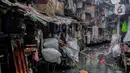 Aktivitas warga yang tinggal di kawasan padat penduduk, Jakarta, Rabu (7/5/2025). (Liputan6.com/Angga Yuniar)