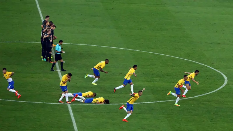 Pemain Timnas Brasil merayakan kemenangan atas Jerman melalui adu penalti pada Olimpiade 2016. Menurut penelitian, penendang kedua adu penalti mendapat kerugian.