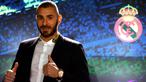 Striker Real Madrid, Karim Benzema, berpose usai jumpa pers di Santiago Barnabeu, Madrid, Kamis, (22/9/2017). Karim Benzema resmi memperpanjang masa bakti bersama Los Blancos hingga Juni 2021. (AFP/Gabriel Bouys)