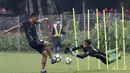 Kiper Bhayangkara FC, Fauzal Mubaraq, berusaha menangkap bola saat latihan di Lapangan ABC Senayan, Jakarta, Rabu (13/2). Latihan ini merupakan persiapan Piala Indonesia dan Piala Presiden. (Bola.com/Yoppy Renato)