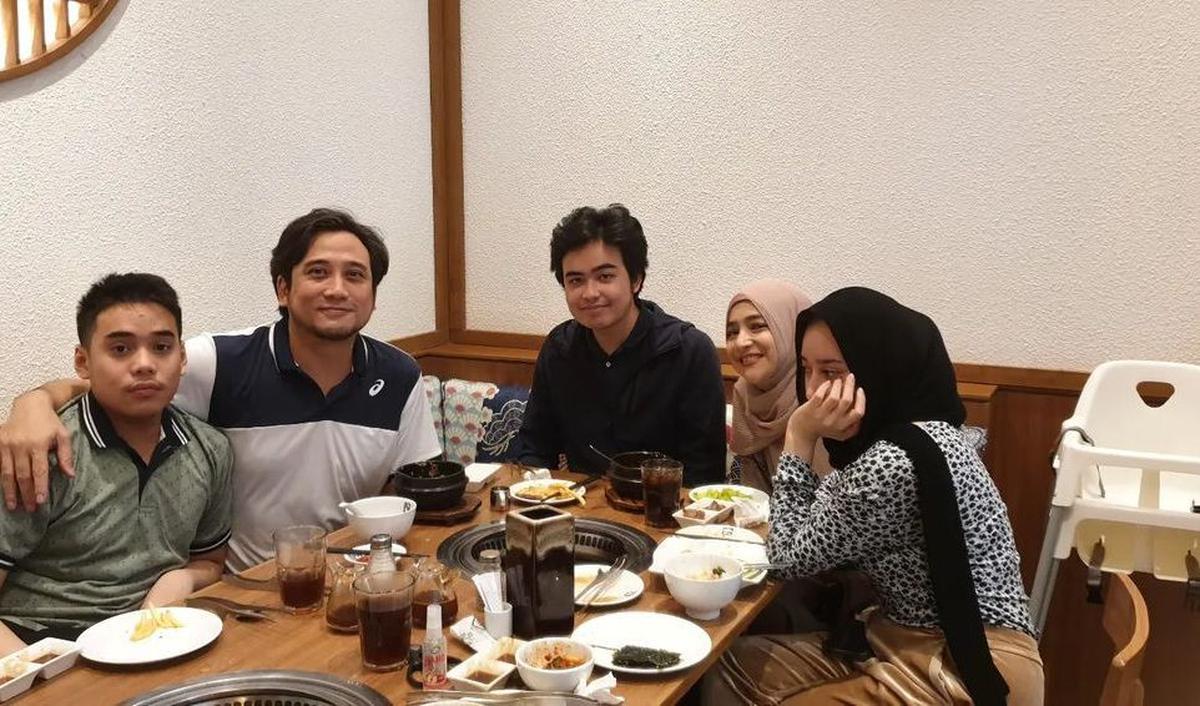 Ini dia salah satu potret Tengku Syaira Anataya saat makan bareng keluarganya.