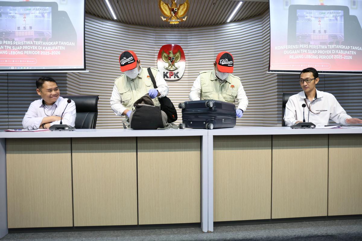 FOTO: KPK Tunjukkan Barang Bukti Uang Tunai Hasil OTT di Bengkulu