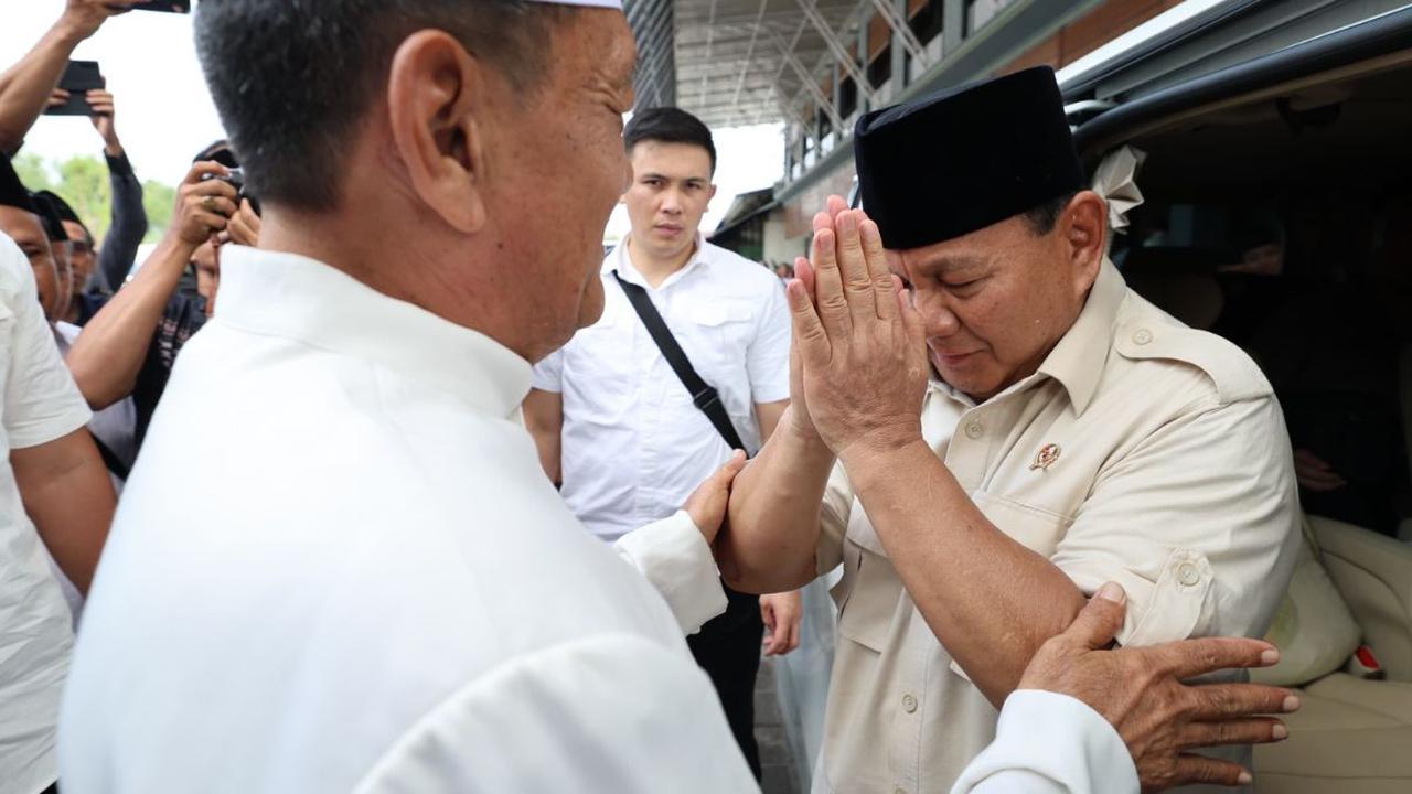 "Semoga Allah meridhoi pertemuan bersama orang-orang yang saleh pada hari ini, Aamiin," tutur Prabowo.<br>