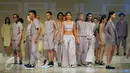 Sejumlah Model membawakan busana Populo Batik karya Desainer Bai Soemarlono dan Joseph Lim pada Fashion Show yang di selenggarakan di Senayan City, Jumat Malam, (3/6). Para model membawakan Busana Batik yang modern. (Liputan6.com/Johan Tallo)
