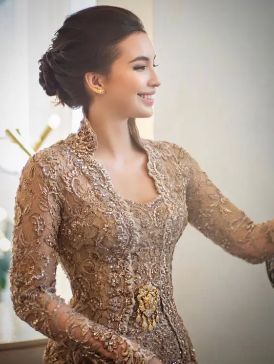 Seperti potret ini, di mana ia kenakan kebaya brukat bersiluet kutu baru dengan kerah tinggi. Dengan rambut disanggul modern, Manohara Odelia terlihat mirip Raline Shah [@manodelia]