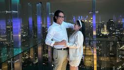 Tampak dalam unggahan, Gofar mengajak Cupi dinner di sebuah resto yang berada di gedung tinggi. Membuat suasana malam menjadi semakin romantis. Keduanya juga tampak berpose mesra dan saling melempar senyum serta tawa. (Liputan6.com/IG/@cupitagobas19)