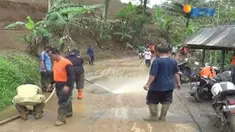 Diguyur hujan deras, tebing di Tasikmalaya longsor, akibatnya ktivitas ekonomi warga lumpuh.