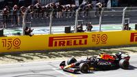 Tim Red Bull Racing berhasil membawa poin maksimal di Formula 1 GP Spanyol usai Max Verstappen dan Sergio Perez finis di urutan pertama dan kedua saat balapan yang berlangsung di Sirkuit Barcelona, Minggu (22/05/2022) malam WIB. (AFP/Joan Monfort)