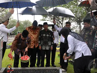Ketua Badan Pemeriksa Keuangan, Harry Azhar Azis melakukan tabur bunga di TMP Kalibata, Jakarta, Selasa (13/1/2015). (Liputan6.com/Miftahul Hayat)