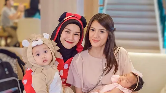 7 Potret Cantik Anissa Aziza Istri Raditnya Dika Bersama Bayinya