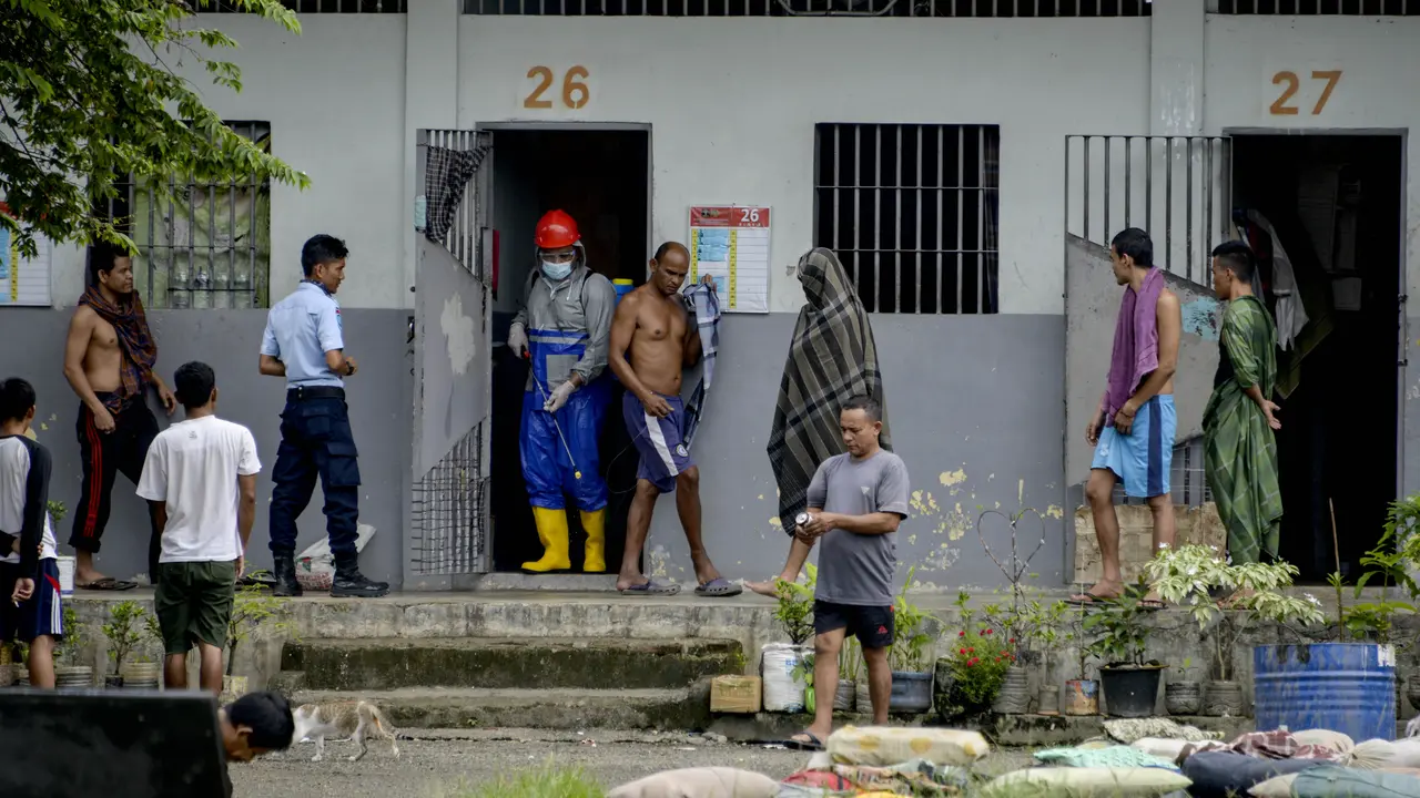 Saat Narapidana di Aceh Bersihkan Penjara Cegah Covid-19