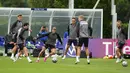 Para pemain Denmark mengikuti sesi latihan tim di tempat latihan Tottenham Hotspur di London, Selasa (6/7/2021). Denmark merengkuh tiket semifinal Euro 2020 usai menang 2-1 atas Republik Ceko. (AP Photo/Thanassis Stavrakis)