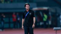 Pelatih&nbsp;Borneo FC, Peter Egge Huistra, dalam pertandingan pekan ketujuh BRI Liga 1 2023/2024 melawan Persija Jakarta yang berlangsung di Stadion Patriot Candrabhaga, Bekasi, Rabu (9/8/2023). (Bola.com/Bagaskara Lazuardi)