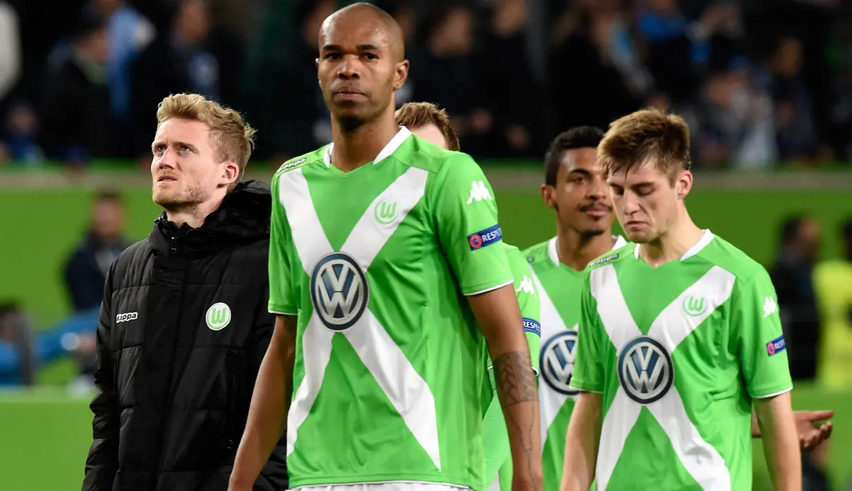 Tampak sejumlah pemain Wolfsburg terlihat sedih usai timnya di kalahkan Napoli i leg pertama perempat final Liga Europa di Stadion Volkswagen Arena, Kamis (16/4/2015). Napoli menang 4-1 atas Wolfsburg.(REUTERS/Fabian Bimmer)