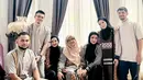 Keluarga besar Zaskia Sungkar kompak kenakan baju Lebaran produksi brand milik Zaskia. Baju Lebaran ini hadirkan nuansa bold dengan warna hitam dan cokelat. [@zaskiasungkar15]