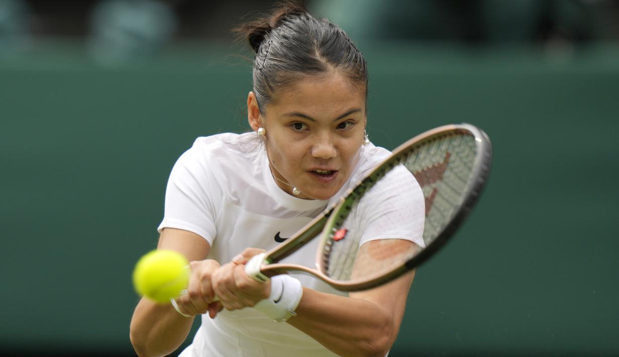 Berlaga di All England Club, Raducanu terlihat tampil kurang maksimal karena baru sembuh dari cedera. (AP/Alastair Grant)