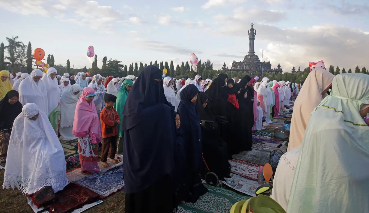 Umat muslim melaksanakan salat Idul Fitri 1439 H di Bali, Indonesia, (15/6). (AP Photo/Firdia Lisnawati)