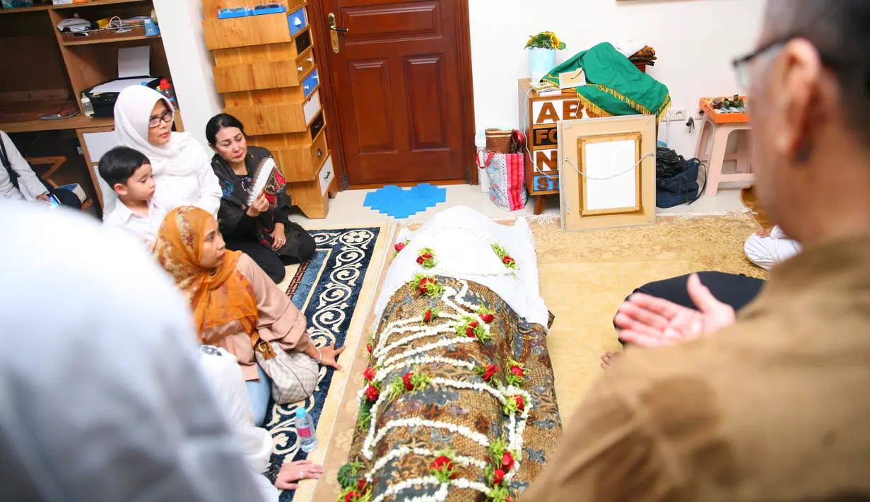 Sys NS meninggal dunia Selasa (23/1/2018) siang. Sebelum meninggal, Sys NS didapati tak sadarkan diri seusai sarapan di kediamannya di kawasan Kemang Timur, Jakarta Selatan. Almarhum dimakamkan hari ini. (Nurwahyunan/Bintang.com)