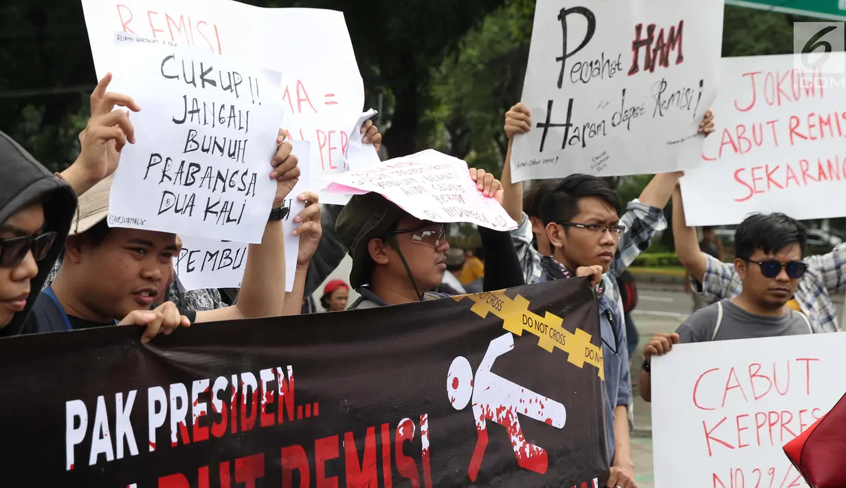 Sejumlah jurnalis dari berbagai organisasi dan media berunjuk rasa di Taman Pandang depan Istana Negara, Jakarta, Jumat (25/1). Mereka meminta Presiden Jokowi mencabut remisi yang diberikan kepada I Nyoman Susrama. (Liputan6.com/Helmi Fithriansyah)