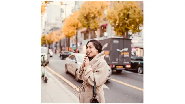 Wanita yang akrab disapa Gigi sedang menikmati jalanan Seoul, ia terlihat begitu cantik dengan jaket berwarna pastel.