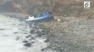 Berusaha menghindari truk kontainer, bus nahas ini malah terjun bebas ke jurang.