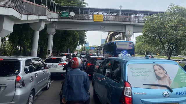 Jalanan di kawasan Gelora Bung Karno (GBK) Jakarta padat merayap, Sabtu (28/12/2024). Salah satunya karena ada kegiatan Natal Nasional 2024.