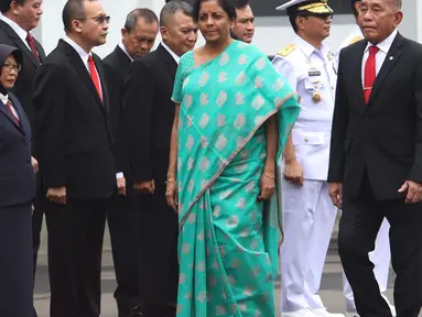 Menteri Pertahanan Ryamizard Ryacudu saat menerima kunjungan kehormatan Menteri Pertahanan India, Nirmala Sitharaman di halaman Kantor Kementerian Pertahanan, Jakarta Pusat, Selasa (23/10). (Lipuann6.com/Angga Yuniar)