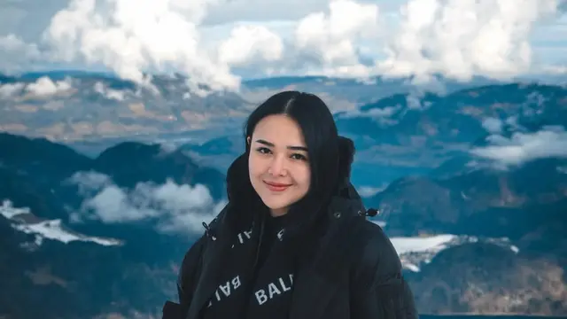 Stylish Saat Hamil, Gaya Layering Amanda Manopo Liburan Musim Dingin di Eropa Curi Perhatian